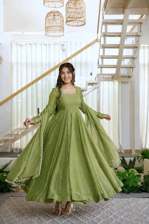 ✨ Designer Gown with Pent Set – Elegant Ethnic Wear ✨
🎀 Crafted in Classy Tones with Premium Fabric